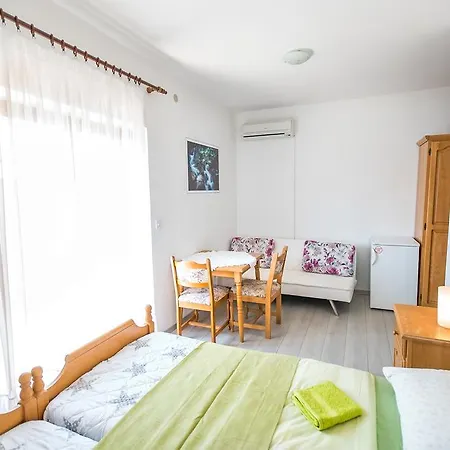 Apartment And Mare-monti Starigrad Paklenica