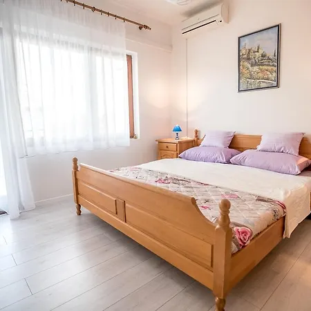 Apartment And Mare-monti Starigrad Paklenica